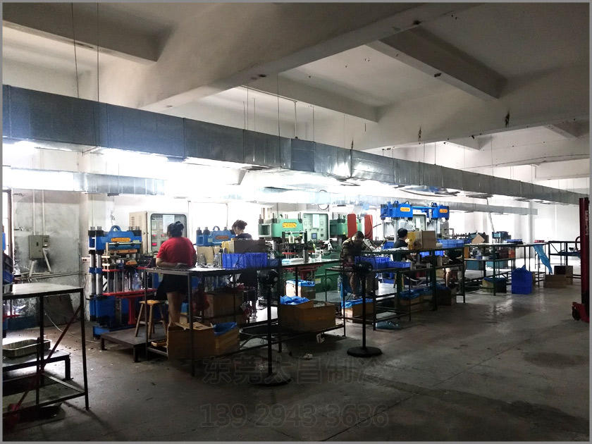 樟木頭吸盤廠車間降溫工程,環(huán)?？照{(diào),車間降溫,大型空調(diào),廠房降溫,潤東方環(huán)保空調(diào)